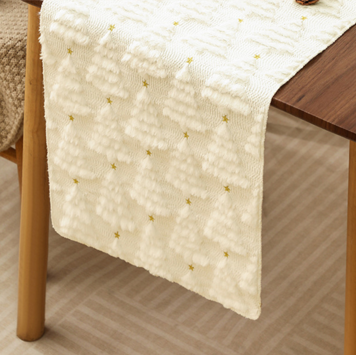 Cozy Knitted Christmas Table Runner, Cream White Christmas Tree & Gold Star Design, Festive Holiday Table Decor for Xmas Dinner, Party, Home Kitchen Dining Table Decoration