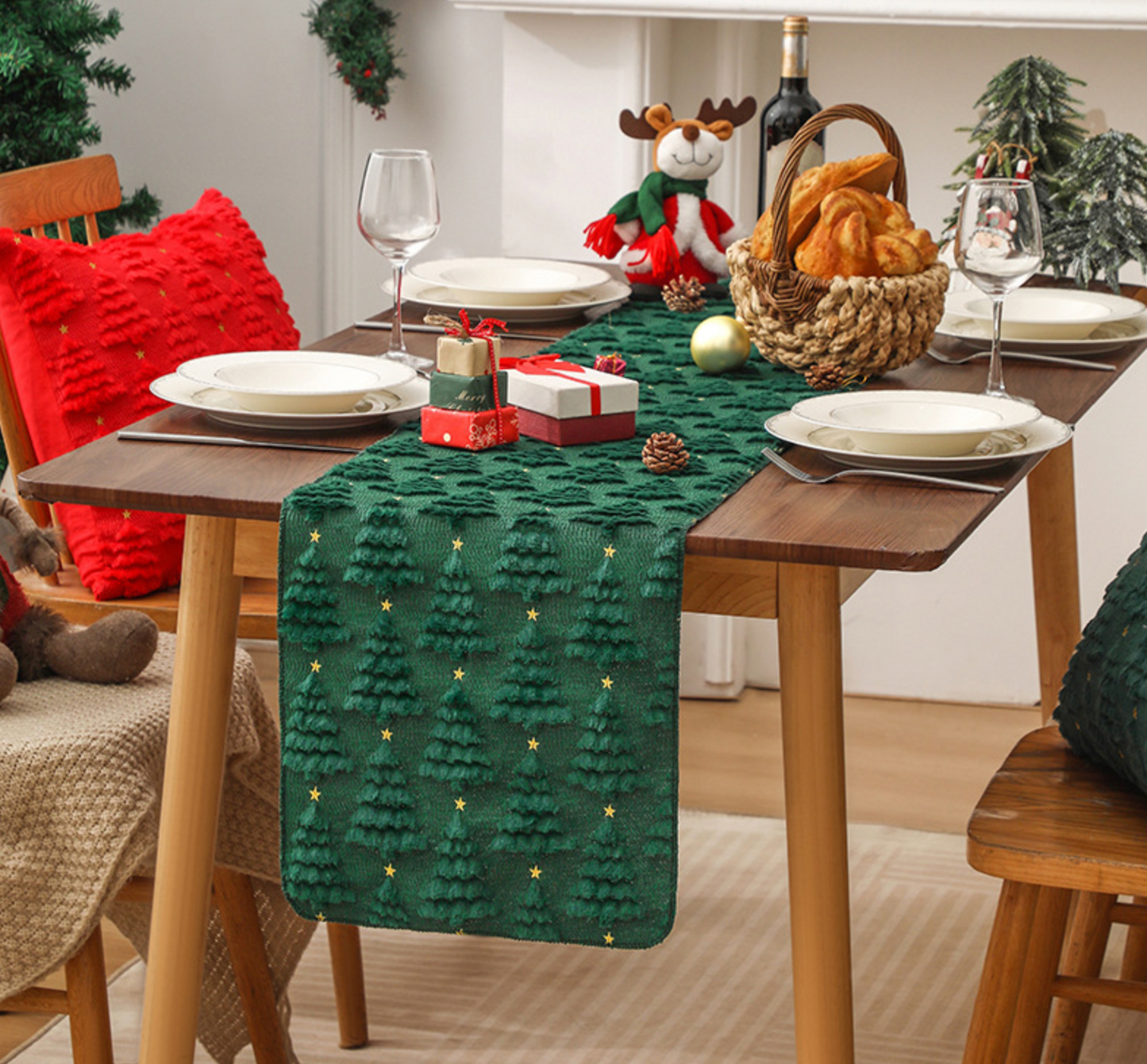 Cozy Knitted Christmas Table Runner, Cream White Christmas Tree & Gold Star Design, Festive Holiday Table Decor for Xmas Dinner, Party, Home Kitchen Dining Table Decoration