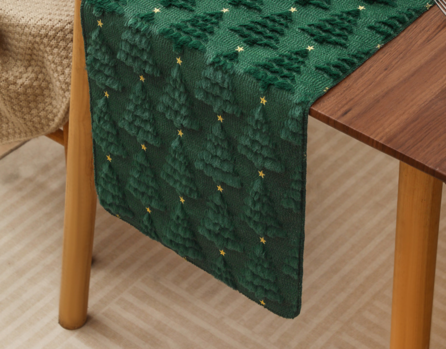 Cozy Knitted Christmas Table Runner, Cream White Christmas Tree & Gold Star Design, Festive Holiday Table Decor for Xmas Dinner, Party, Home Kitchen Dining Table Decoration